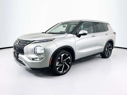 Used 2024 Mitsubishi Outlander SE AWD/4WD image 3