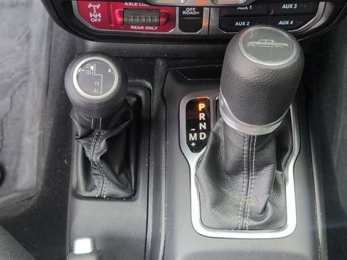 Used 2025 Jeep Gladiator Mojave w/ Convenience Group AWD/4WD image 24