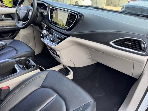 Used 2024 Chrysler Pacifica Limited FWD image 20
