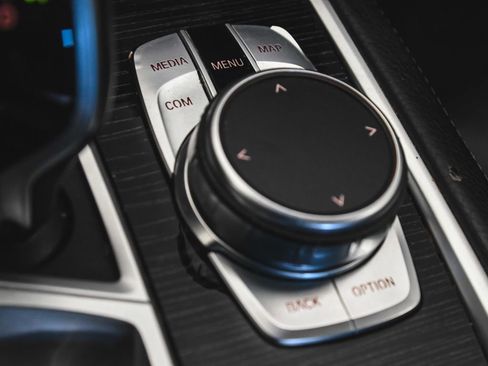 Used 2022 BMW 740i xDrive w/ M Sport Package image 32