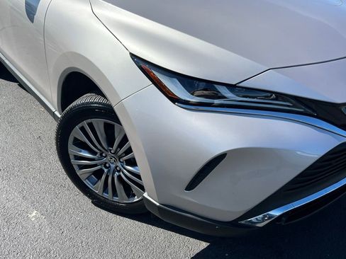 Used 2022 Toyota Venza XLE AWD/4WD image 2