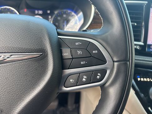 Used 2022 Chrysler Pacifica Limited FWD image 18