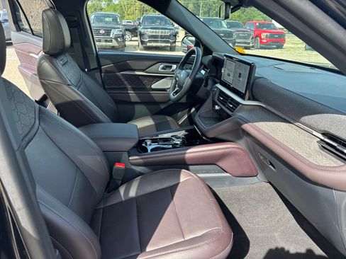 Used 2025 Ford Explorer Platinum w/ Ultimate Package AWD/4WD image 33
