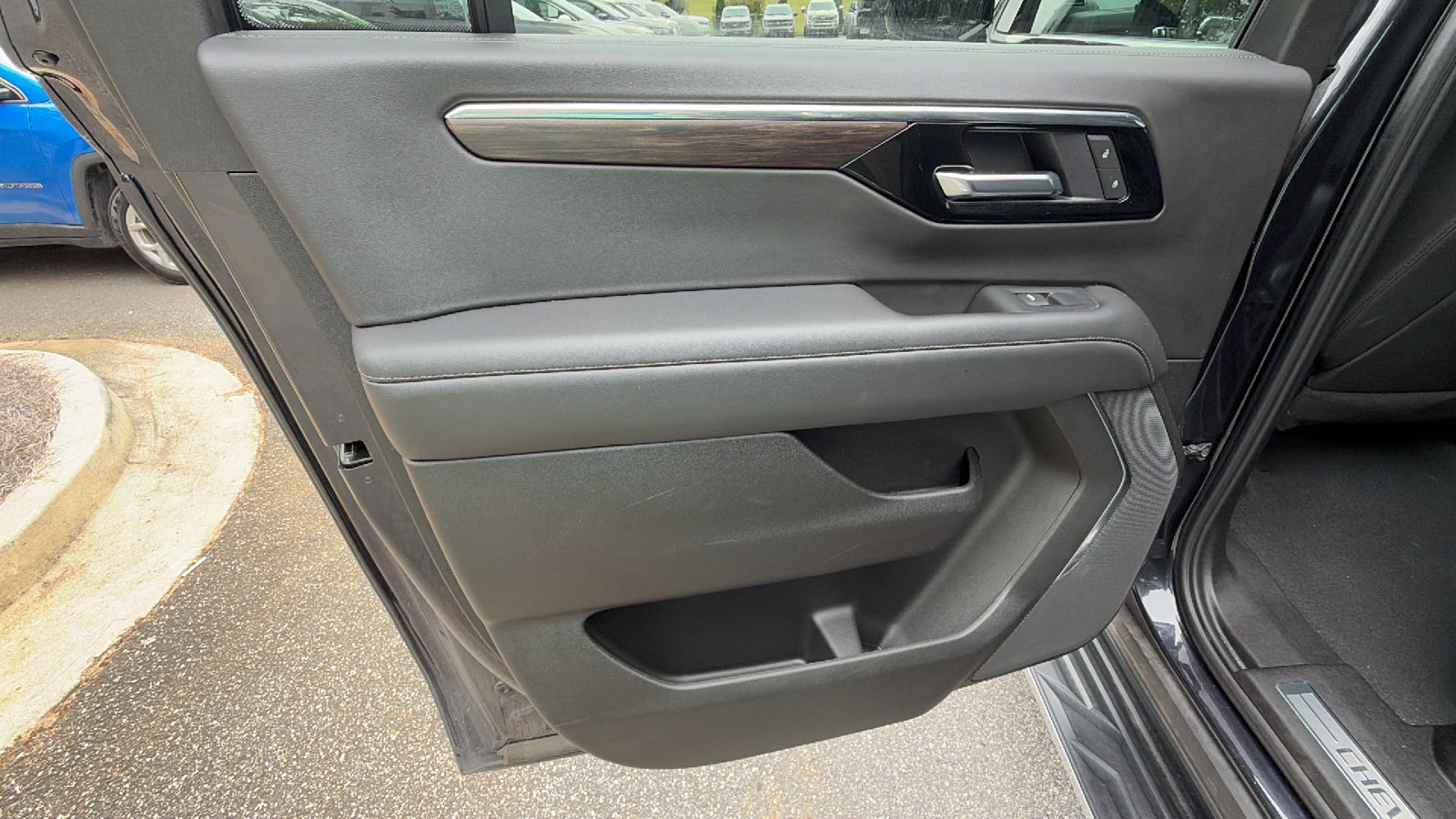 Used 2025 Chevrolet Suburban LT RWD image 23