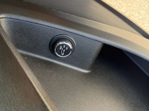 Used 2023 Chevrolet Traverse LT image 19