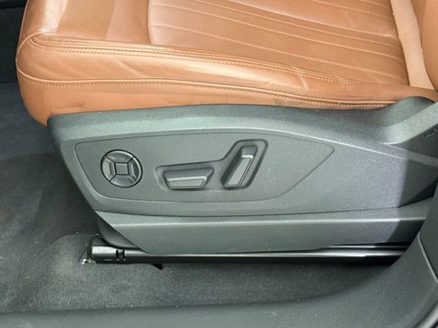 Used 2022 Audi e-tron Premium w/ Convenience Plus Package image 15