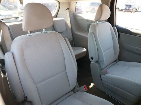 Used 2018 Kia Sedona L image 14