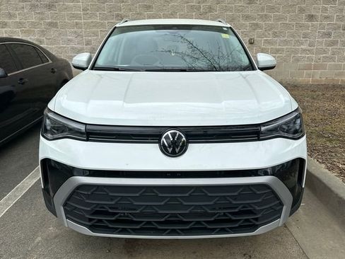 Used 2025 Volkswagen Taos SE image 2