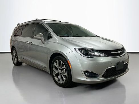 Used 2017 Chrysler Pacifica Limited w/ Advanced Safetytec Group image 3