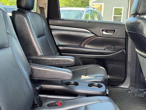 Used 2019 Toyota Highlander Limited Platinum AWD/4WD image 18