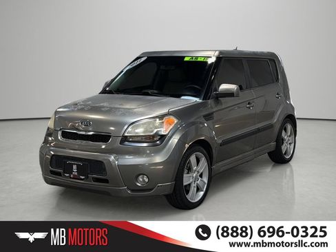 Used 2011 Kia Soul ! FWD image 1