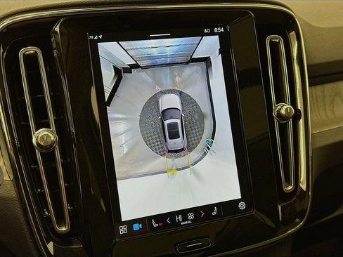 Used 2025 Volvo XC40 B5 Plus image 23