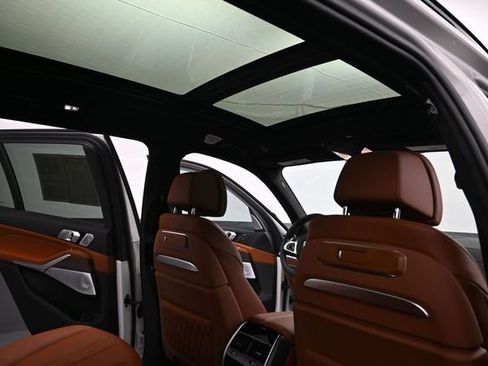 Used 2025 BMW X7 M60i AWD/4WD image 27