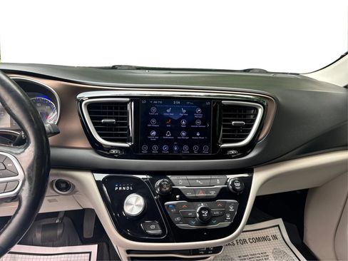 Used 2019 Chrysler Pacifica Touring-L FWD image 16