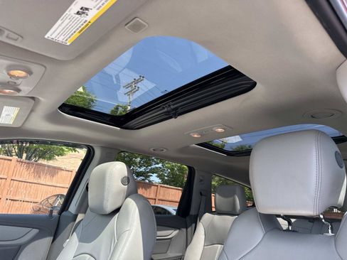 Used 2017 Chevrolet Traverse LT AWD/4WD image 3