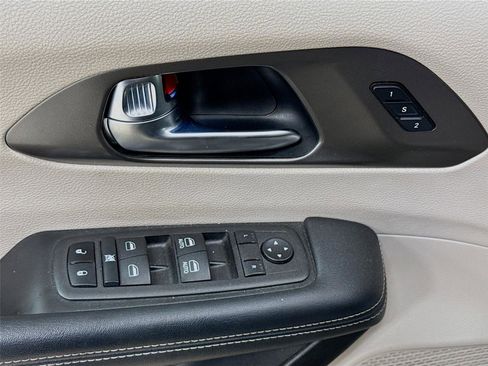 Used 2023 Chrysler Pacifica Touring-L image 17