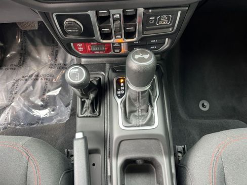 Used 2025 Jeep Wrangler Unlimited Rubicon image 40