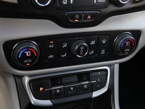 Used 2024 GMC Terrain SLT image 15