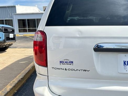 Used 2006 Chrysler Town & Country Touring image 10