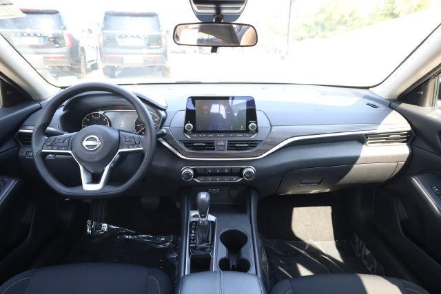 Used 2025 Nissan Altima 2.5 SV FWD image 16