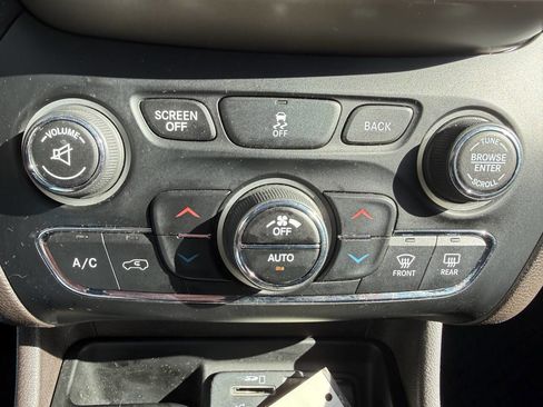 Used 2014 Jeep Cherokee Trailhawk w/ Comfort/Convenience Group image 22