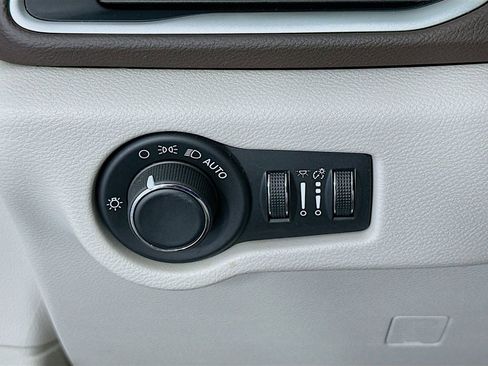 Used 2020 Chrysler Voyager LX image 10