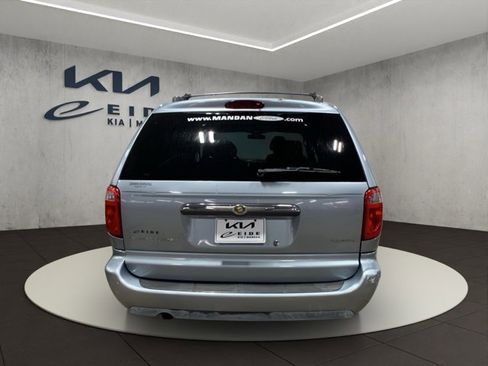 Used 2005 Chrysler Town & Country Touring image 4
