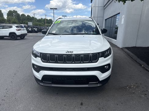 Certified 2025 Jeep Compass Latitude w/ Convenience Group AWD/4WD image 9