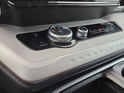 Used 2025 Ford Expedition Active RWD image 12