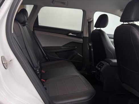 Used 2022 Volkswagen Taos SE FWD image 18