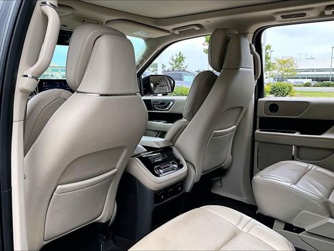 Used 2018 Lincoln Navigator Reserve AWD/4WD image 31