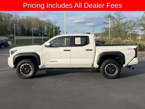 Used 2025 Toyota Tacoma TRD Off-Road AWD/4WD image 2
