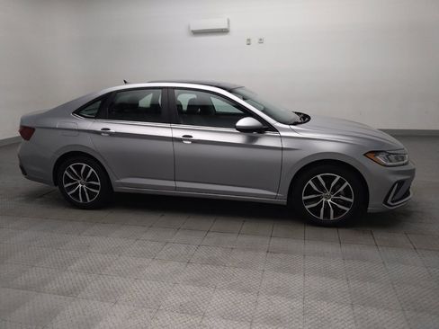 Used 2025 Volkswagen Jetta SE FWD image 11