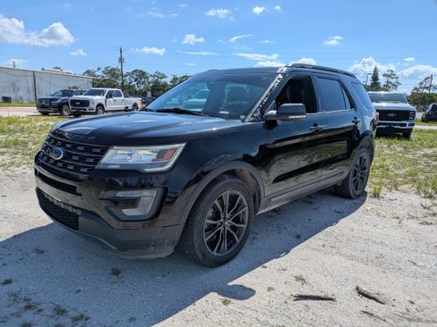 Used 2017 Ford Explorer XLT w/ Equipment Group 202A FWD image 8