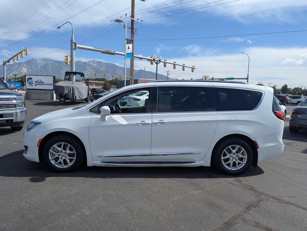 Used 2020 Chrysler Pacifica Touring-L w/ Advanced Safetytec Group FWD image 8
