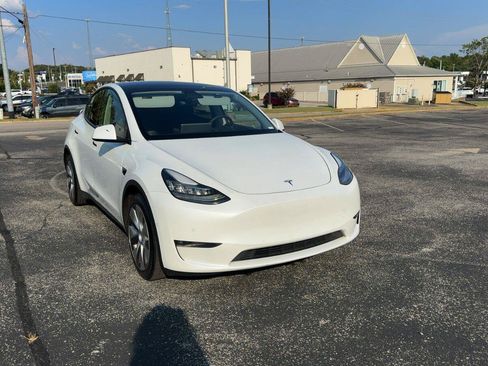 Used 2021 Tesla Model Y Long Range AWD/4WD image 2