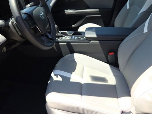 Used 2025 Toyota Camry SE image 17