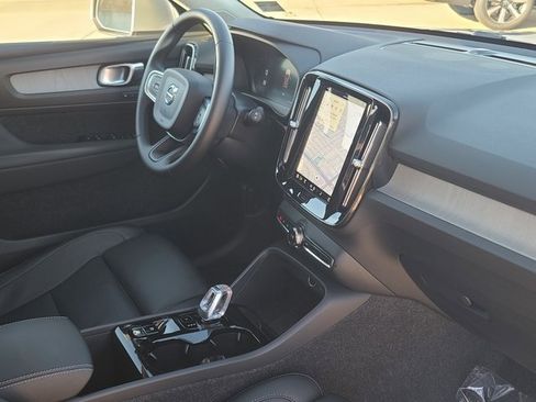 Used 2025 Volvo XC40 B5 Plus image 10