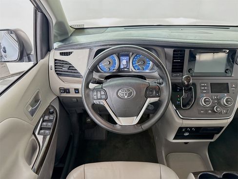 Used 2017 Toyota Sienna XLE image 19