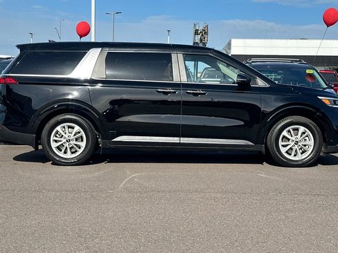 Used 2024 Kia Carnival LX FWD image 3