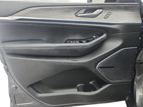 Used 2023 Jeep Grand Cherokee Overland image 21