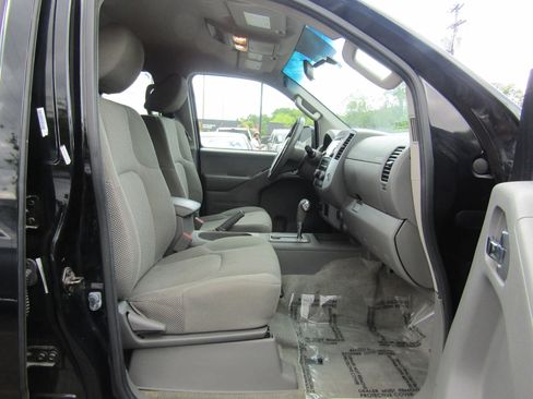 Used 2015 Nissan Frontier SV image 11