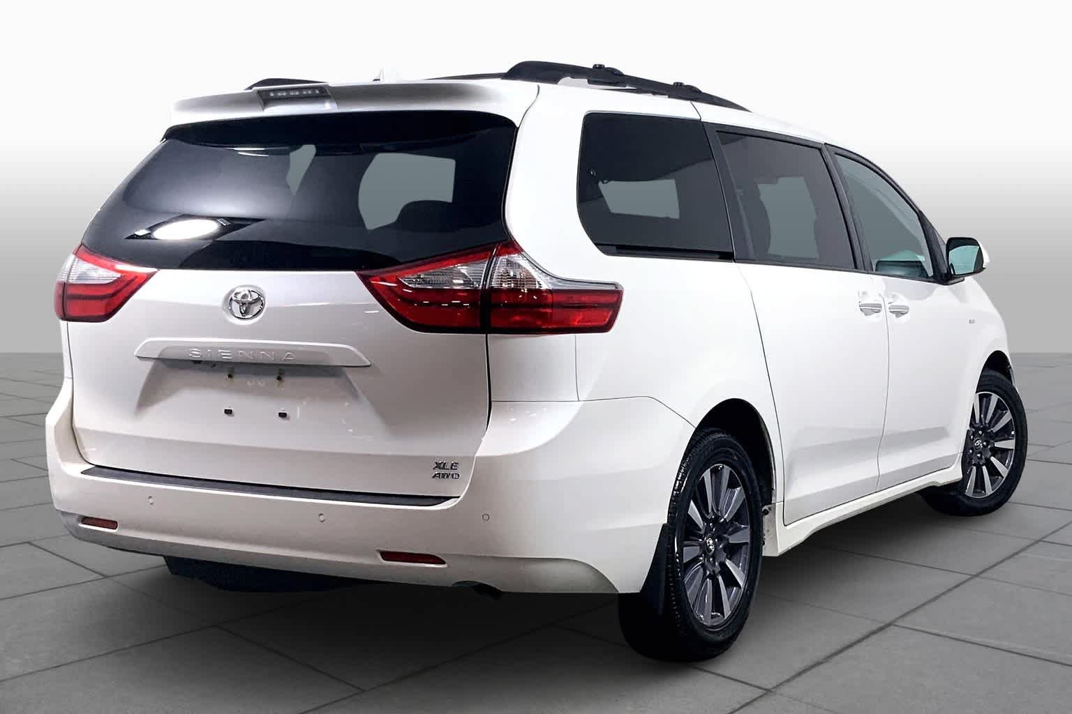 Used 2018 Toyota Sienna XLE Premium w/ Outdoor Package AWD/4WD image 13