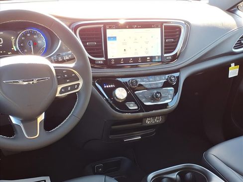 New 2025 Chrysler Pacifica Select FWD image 6