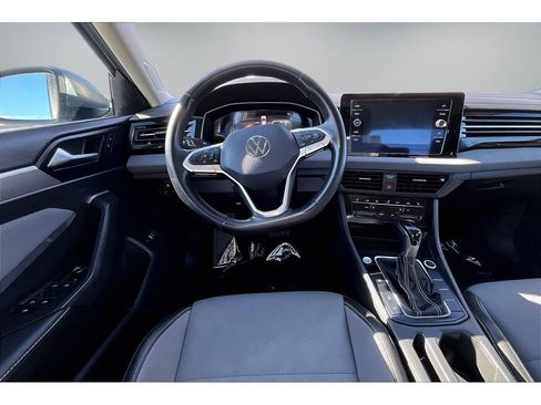 Used 2025 Volkswagen Jetta SE FWD image 8