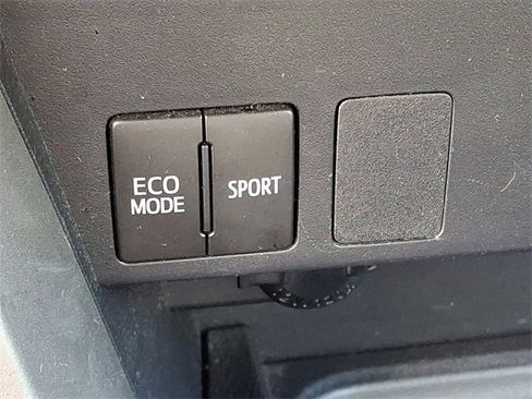 Used 2017 Toyota RAV4 LE image 17