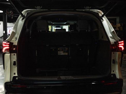 Used 2021 Toyota Sienna Limited image 7