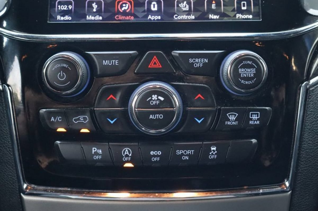 Used 2019 Jeep Grand Cherokee Overland AWD/4WD image 19