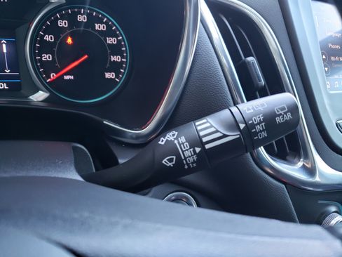 Used 2022 Chevrolet Equinox LT w/ Driver Convenience Package image 16