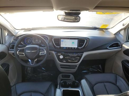 Used 2024 Chrysler Pacifica Touring-L image 24